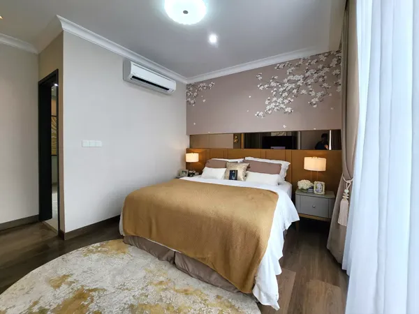 Kamar Utama dengan Balkon