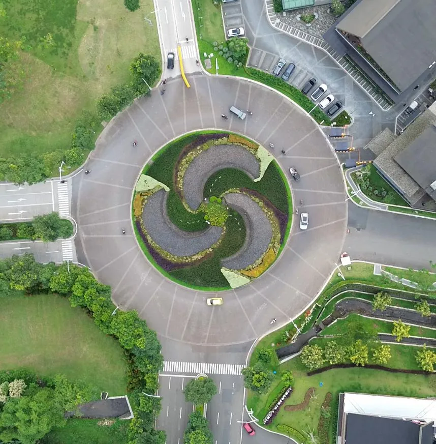 Bundaran kawasan Summarecon Bogor dengan taman spiral